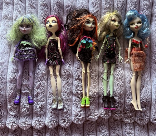 Monster high bundle includes - monster,